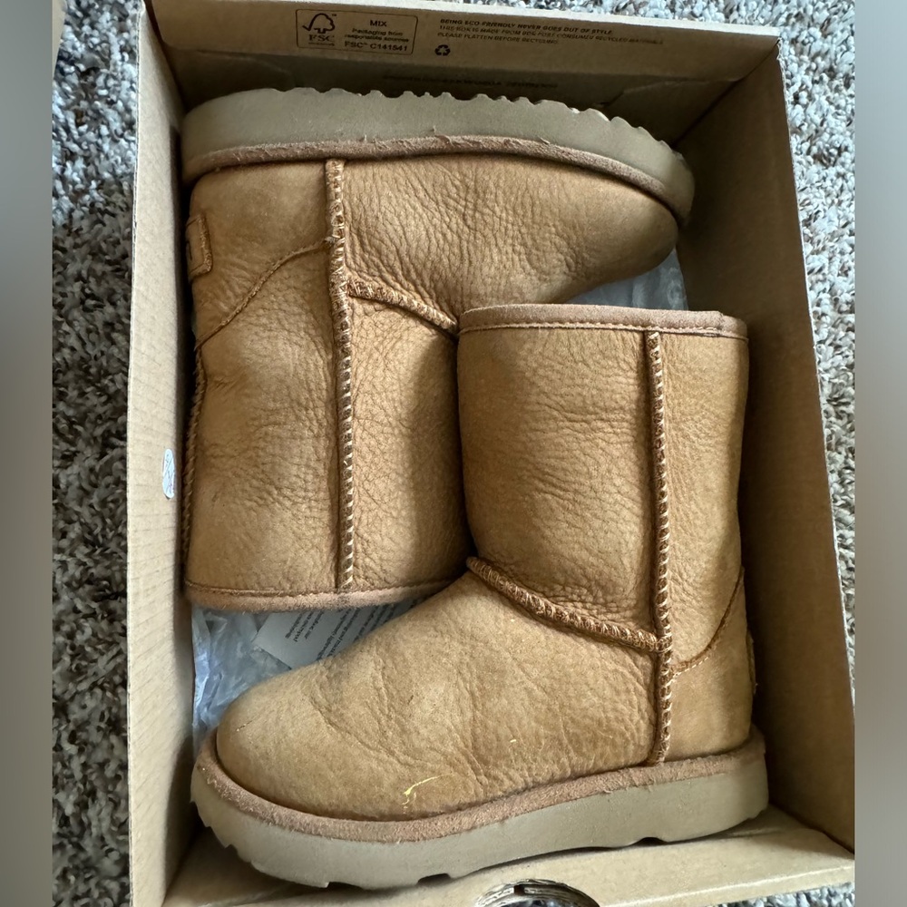 Toddler classic chestnut waterproof short Ugg size 9